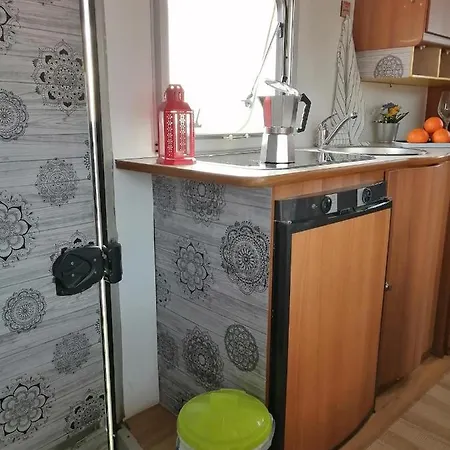 Autocaravana Fija En Parcela Ideal Para Surferos Campsite